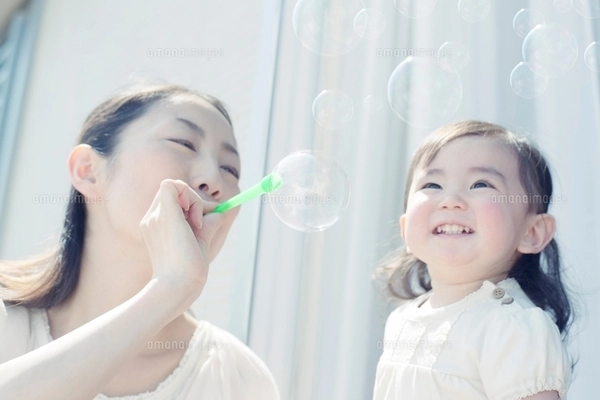 シャボン玉をする親子の写真素材 [FYI02830379] | ストックフォトの