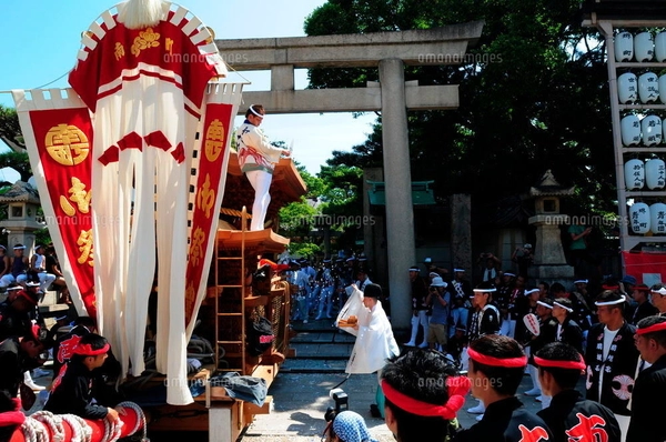 岸和田だんじり祭り岸和田城をバックに宮入りの写真素材 [FYI02646918
