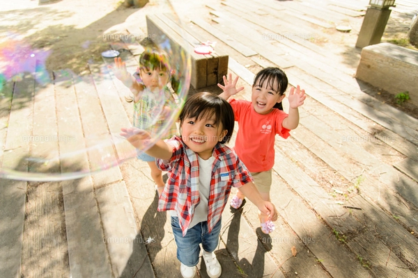 お風呂でシャボン玉をする親子の写真素材 [FYI02438582] | ストック