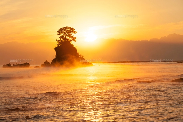 雨晴海岸の朝の写真素材 [FYI01619063] | ストックフォトの Qlean