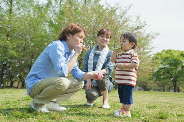 お風呂でシャボン玉をする親子の写真素材 [FYI02438582] | ストック