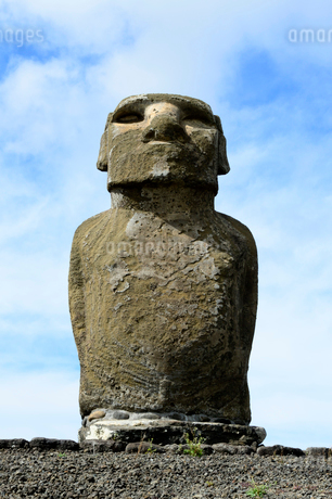 アフトンガリキの15体のモアイ像の内の1体の写真素材 [FYI01690022