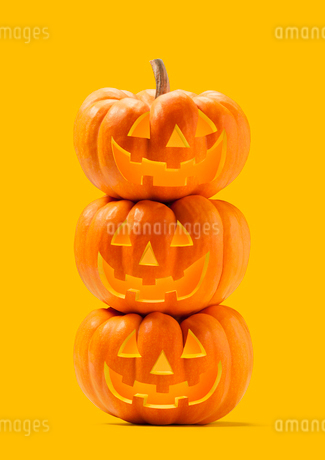 三段重ねのハロウィンのかぼちゃのおばけの写真素材 [FYI01726656