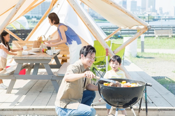 バーベキューを楽しむ親子の写真素材 [FYI01737336] | ストックフォト