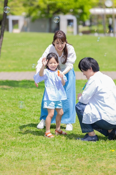 シャボン玉で遊ぶ家族の写真素材 [FYI01762437] | ストックフォトの