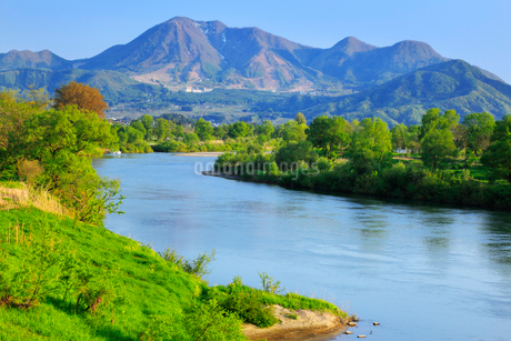 大関橋から望む千曲川と山並みの写真素材 [FYI01792123