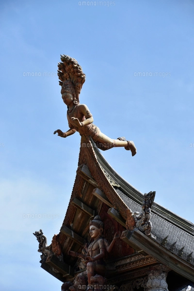 木造寺院 サンクチュアリー・オブ・トゥルースの写真素材 [FYI02677065
