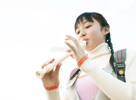 縦笛を吹く日本人の女の子の写真素材 [FYI01861162] | ストックフォト