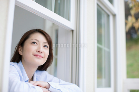 窓から外を眺める女性の写真素材 [FYI01879585] | ストックフォトの Qlean Market（キュリンマーケット）