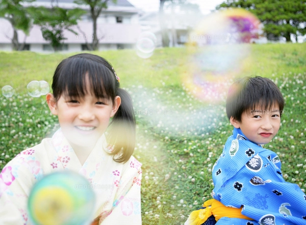シャボン玉親子 シャボン玉を吹く親子の写真素材 [FYI01894559] | ストック