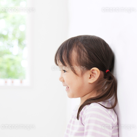 笑顔で見つめる少女の横顔の写真素材 [FYI01898833] | ストックフォト 
