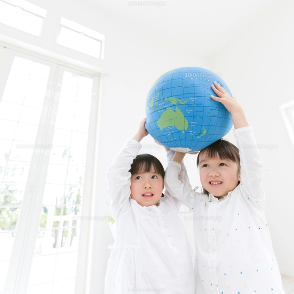 地球を差し出す2人の女の子の写真素材 [FYI01898852] | ストックフォト 