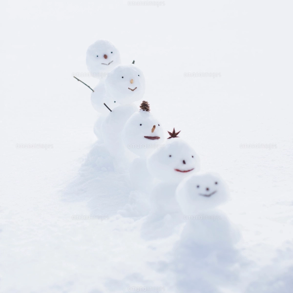 雪原で一列に並ぶ雪だるまの写真素材 [FYI01951925] | ストックフォト