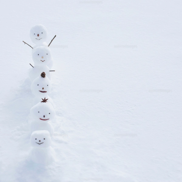 雪原で一列に並ぶ雪だるまの写真素材 [FYI01951925] | ストックフォト