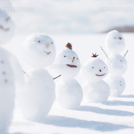 雪原で一列に並ぶ雪だるまの写真素材 [FYI01951925] | ストックフォト