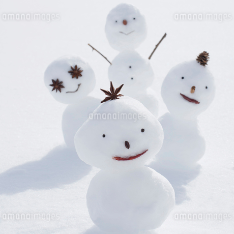 雪原に並ぶ雪だるまの写真素材 [FYI01952502] | ストックフォトの