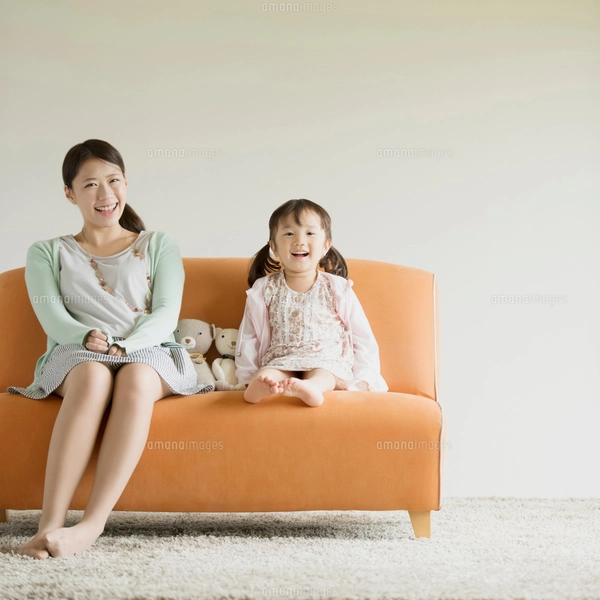 シャボン玉親子 シャボン玉で遊ぶ親子[07900003363]の写真・イラスト素材