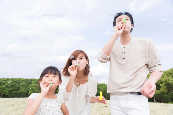 お風呂でシャボン玉をする親子の写真素材 [FYI02438582] | ストック