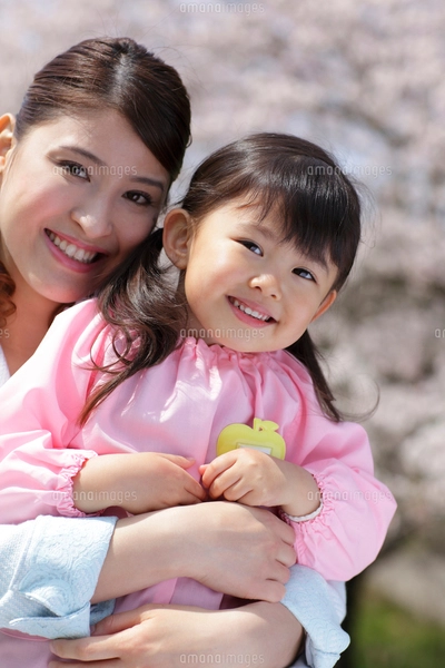 シャボン玉で遊ぶ親子の写真素材 [FYI05093690] | ストック