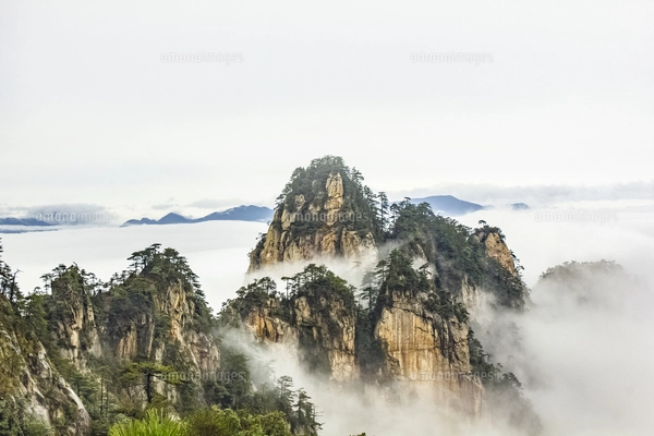 Mount Xiling at the sunset, Chengdu, Sichuan, Chinaの写真素材 [FYI02352277 ...