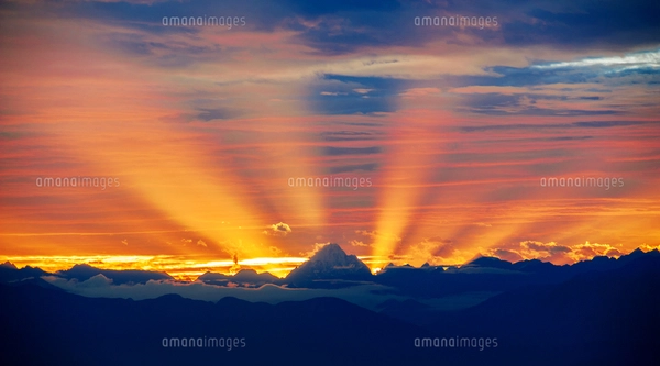 Mount Xiling at the sunset, Chengdu, Sichuan, Chinaの写真素材 [FYI02352277 ...