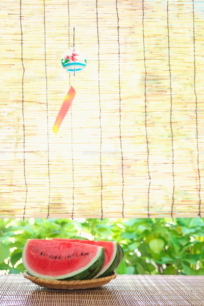縁側に置かれたスイカと風鈴の写真素材 [FYI01420693] | ストック