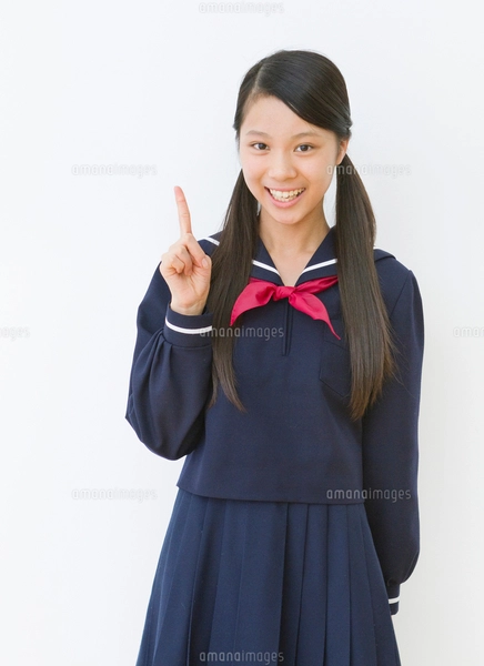 制服（セーラー服）を着る女子中学生のポートレートの写真素材  