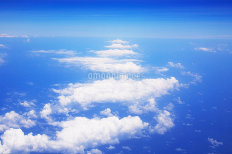 雲の列と海の写真素材 [FYI02477835] | ストックフォトの Qlean Market