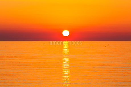 オホーツク海の夕日の写真素材 [FYI02526470] | ストックフォトの