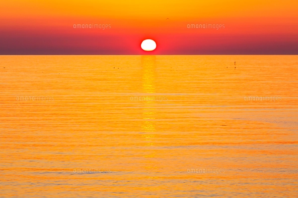 オホーツク海の夕日の写真素材 [FYI02526470] | ストックフォトの