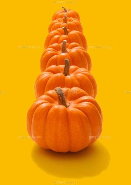 縦に並ぶハロウィンのかぼちゃのおばけの写真素材 [FYI01725258
