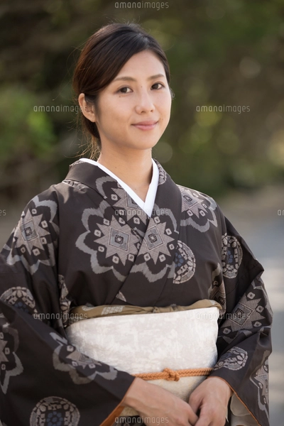 大島紬の着物でポーズする女性の写真素材 [FYI01827759] | ストック