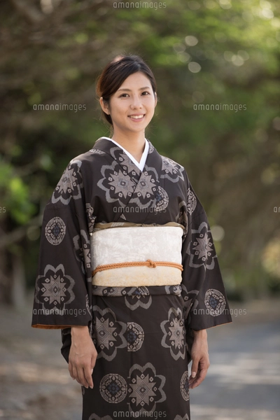 大島紬　レディース　着物 大島紬の着物でポーズする女性の写真素材 [FYI01827759] | ストック