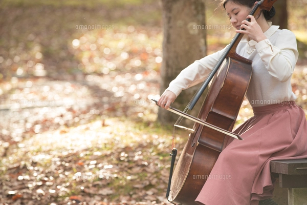 公園でチェロを弾く20代女性の写真素材 [FYI02574302] | ストック