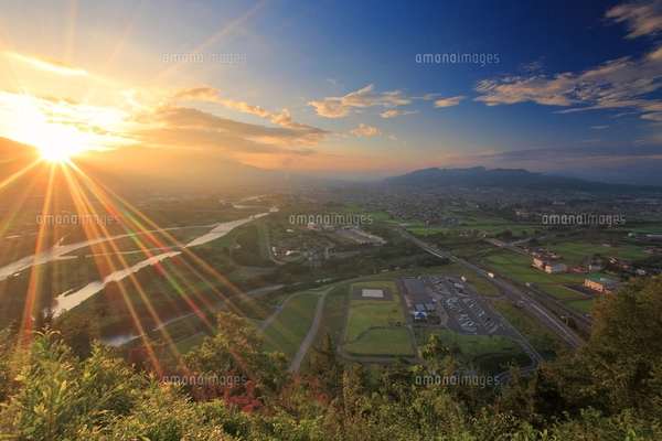 千曲公園から望む千曲川と上田市街と烏帽子岳の写真素材 [FYI02715341