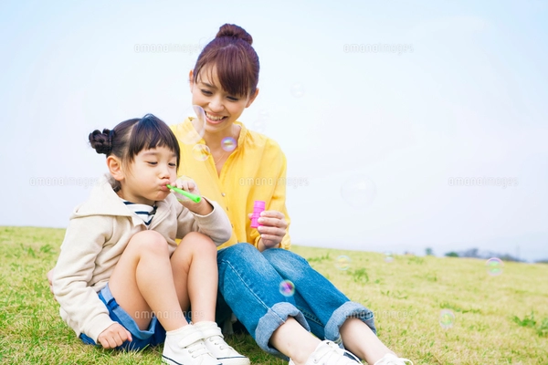 シャボン玉で遊ぶ親子 の写真素材 [FYI07531582] | ストックフォトの