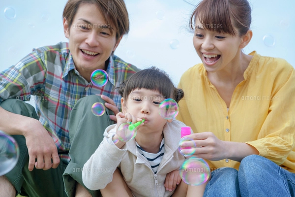 お風呂でシャボン玉をする親子の写真素材 [FYI02438582] | ストック