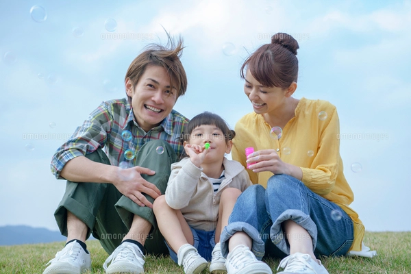 シャボン玉で遊ぶ親子の写真素材 [FYI05112348] | ストックフォトの