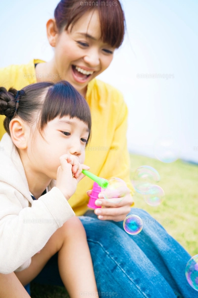 お風呂でシャボン玉をする親子の写真素材 [FYI02438582] | ストック