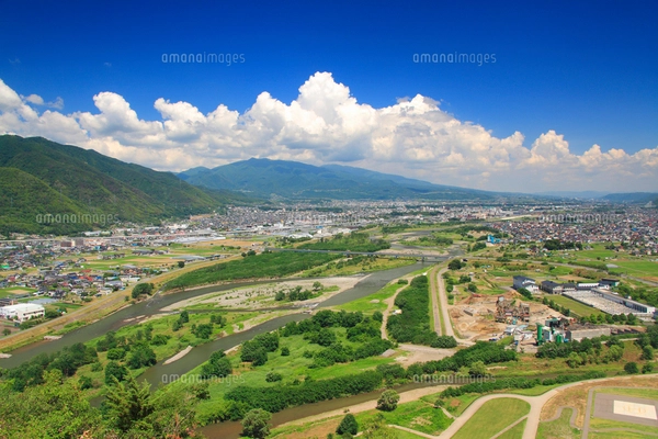 千曲公園から望む千曲川と上田市街と烏帽子岳の写真素材 [FYI02715341