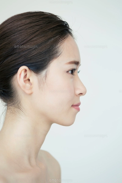 女性の横顔 ナチュラルメイクの20代女性の横顔のポートレートの写真素材