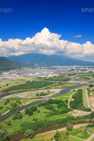 千曲公園から望む千曲川と上田市街と烏帽子岳の写真素材 [FYI02715341