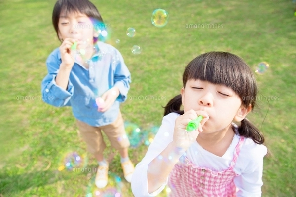 シャボン玉をする親子の写真素材 [FYI02830379] | ストックフォトの