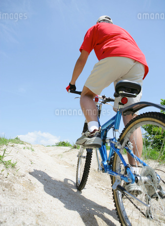 自転車をこぐ男性の後ろ姿の写真素材 [FYI02874256] | ストックフォト 