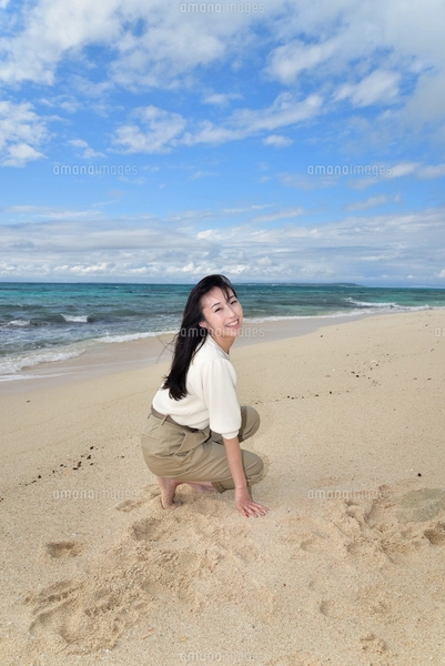 宮古島／ビーチでポートレート撮影の写真素材 [FYI02919987