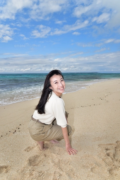 宮古島／ビーチでポートレート撮影の写真素材 [FYI02919987