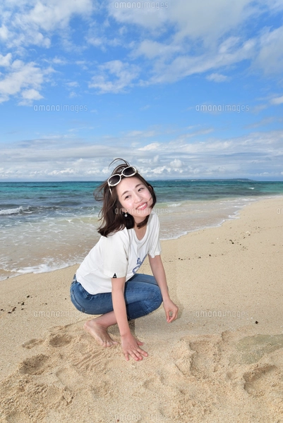 宮古島／ビーチでポートレート撮影の写真素材 [FYI02919987