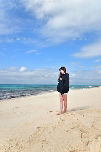 宮古島／ビーチでポートレート撮影の写真素材 [FYI02922194