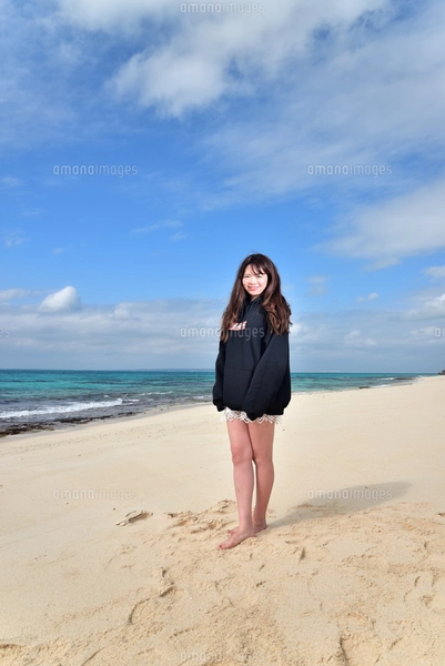 宮古島／ビーチでポートレート撮影の写真素材 [FYI02922194