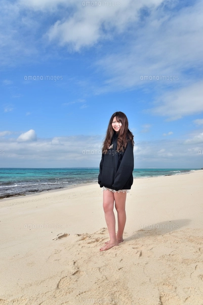 宮古島／ビーチでポートレート撮影の写真素材 [FYI02922194